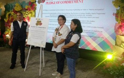 <p><strong>HEALTHY HEARTS.</strong> World Health Organization (WHO) Country Representative to the Philippines, Dr. Rui Paulo de Jesus, Antique Governor Rhodora Cadiao, and Department of Health-Center for Health Development (DOH-CHD) 6 Assistant Regional Director Ma. Sophia Pulmones (left to right) lead the commitment signing for the Healthy Hearts Program in Antique province on Tuesday (June 20, 2023). Dr. De Jesus said the Healthy Hearts Program is being expanded in Antique for early detection and treatment of hypertension. <em>(PNA photo by Annabel Consuelo J. Petinglay)</em></p>