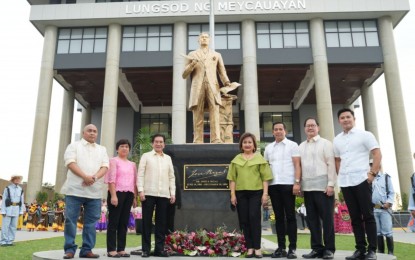 <p><strong>WORK OF ART. </strong>National and local government officials pose for a photo beside the new monument of national hero Dr. Jose P. Rizal outside the Meycauayan City Hall in Bulacan on Monday (June 19, 2023). The monument was the work of Frederic Caedo (right), the grandson of sculptor Anastacio Caedo who made similar statues of Rizal in Philippine embassies abroad. <em>(Photo courtesy of Meycauayan City LGU)</em></p>
<p> </p>