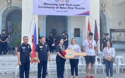 <p><strong>TURNOVER</strong>. Bureau of Fire Protection personnel led by Regional Director Leonida Gumanab-Rosales (3rd from left) leads the ceremonial turnover of two modern fire trucks to the towns of Carasi and Adams represented by their Mayors Robella Gaspar (4th from left) and Rosalia Dupagen (right) on Wednesday (June 21, 2023). Also in photo is Ilocos Norte Gov. Matthew Joseph Manotoc. <em>(PNA photo by Leilanie G. Adriano)</em></p>