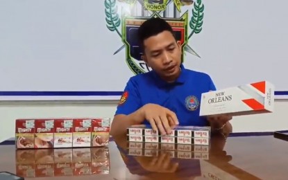 <p><strong>FAKE CIGARETTES</strong>. Criminal Investigation and Detection Group-Mandaue field office head, Capt. Nigel Sanoy shows some of the PHP1.9 million worth of counterfeit cigarettes seized during a raid at his warehouse in Carbon Public Market in Cebu City on Wednesday (June 21, 2023). A 40-year-old Chinese was arrested while his companion eluded the arrest. <em>(PNA)</em></p>
