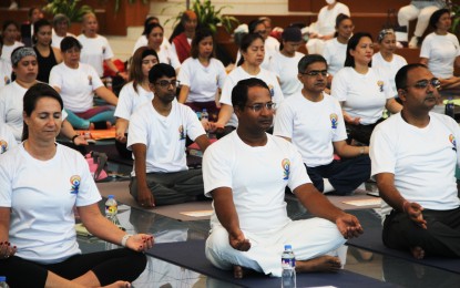 <p><strong>INTERNATIONAL YOGA DAY.</strong> Indian Ambassador to the Philippines Shambhu Kumaran (center) during the celebration of the 2023 International Day of Yoga at SM Mall of Asia in Pasay on Wednesday (June 21, 2023). The Indian Embassy's free yoga session for Filipinos gathered more than 200 yoga practitioners. <em>(PNA photo by Jesus Escaros)</em></p>