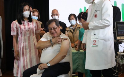 <p><strong>BIVALENT VACCINE.</strong> Health Secretary Teodoro Herbosa on Wednesday (June 21, 2023) receives a bivalent vaccine as booster shot at the Philippine Heart Center. About 500 healthcare workers and employees of the hospital also received their shots.<em> (PNA photo by Rey Baniquet)</em></p>