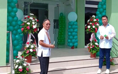 <p><strong>NEW OPCEN.</strong> Office of Civil Defense Caraga Regional Director Jose Harry Barber (left) and Mayor Kirk Asis lead the inauguration and opening of the PHP30-million Operations Center of Bayugan City in Agusan del Sur on Wednesday (June 21, 2023). The center, equipped with cutting-edge equipment, is expected to strengthen the emergency response capabilities of the city government in times of disaster and emergencies.<em> (Photo courtesy of OCD-13)</em></p>