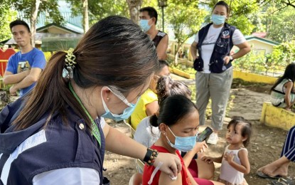 <p><strong>EVACUATION CENTER VACCINATION.</strong> A Department of Health-Bicol personnel conducts vaccination on Thursday (June 22, 2023) at Gabawan Elementary School in Daraga, Albay to prevent the spread of Covid-19. Based on DOH-5 records, two individuals have been confirmed positive for Covid-19 among the Mayon evacuees. <em>(Photo courtesy of DOH-5)</em></p>