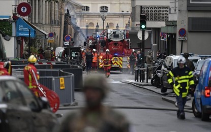 <p><strong>BLAST.</strong> Firefighters arrive in the area as police take security measures after the massive explosion in Paris, France, on June 21, 2023. At least 29 people were hurt. <em>(Anadolu)</em></p>