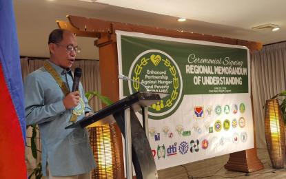 <p><strong>END HUNGER.</strong> Social Welfare and Development-Region 10 Director Ramel Jamen leads the signing of the Regional Memorandum of Understanding in engaging in the enhanced partnership against hunger and poverty in Cagayan de Oro City on Friday (June 23, 2023). The partnership is in collaboration with two provincial governments in the Northern Mindanao region and 26 regional government agencies. <em>(Photo courtesy of Oliver Inodeo/DSWD-10)</em></p>