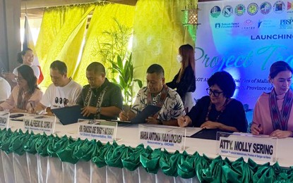 <p><strong>RESILIENCY PROJECT.</strong> Surigao del Norte 1st District Rep. Francisco Jose Matugas II and Department of Environment and Natural Resources Sec. Maria Antonia Yulo-Loyzaga (4th and 5th from left), together with chief executives of the four municipalities of Surigao del Norte, sign a memorandum of agreement in Siargao Island, Surigao del Norte on Friday (June 23, 2023) for the implementation of Project TRANSFORM. It involves the implementation of resilient and sustainable environment programs in the towns of Del Carmen, Burgos, Malimono, and San Francisco in the province. <em>(PNA photo by Alexander Lopez)</em></p>