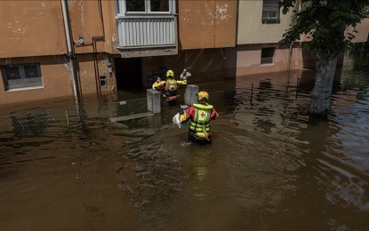 <p><strong>DISASTER.</strong> Volunteers accompany two divers from the Italian Coast Guard and two volunteers from the Italian Red Cross in delivering cooked meals and drinking water to families isolated by flooding in Conselice, Emilia-Romagna on May 23, 2023. Reports said at least 17 people were killed and 37,000 were displaced. <em>(Photo courtesy of Anadolu)</em></p>