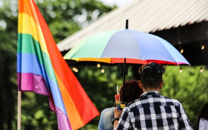 <p><strong>LOVE WINS. </strong>An LGBT couple holds a rainbow-colored umbrella in this undated photo. President Ferdinand R. Marcos Jr. has issued an executive order (EO) on Dec. 22, 2023 creating a special committee on lesbian, gay, bisexual, transgender, queer, intersex and asexual (LGBTQIA+) affairs. <em>(PNA file photo by Joan Bondoc)</em></p>