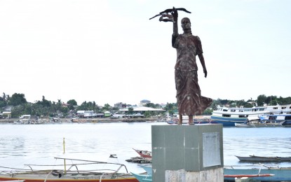 <p><strong>SAVING THE BAYS</strong>. This sculpture, made by artist Ronel F. Roces, is located in Puerto Princesa Bay. The city government is taking steps to protect the bay from being negatively affected by pollution resulting from human activities. <em>(Photo by Izza Reynoso)</em></p>