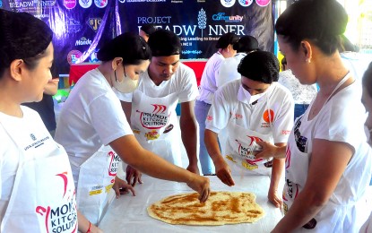 <p><strong>BAKING CLASS</strong>. Participants in a baking class in Davao City in this June 24, 2023 photo. In Cebu City, a similar skills training is being provided to residents by the provincial government to help them gain employment or start their own businesses<em>. (PNA file photo by Robinson Niñal Jr.)</em></p>