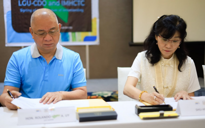 <p><strong>MENTAL HEALTH.</strong> Cagayan de Oro City Mayor Rolando Uy (left) signs a Memorandum of Understanding with Wang Shu-Hui, representative of the Taiwan-based International Mental Health Cooperation and Training Center (IMHCTC) on Monday (June 26, 2023). The local government and IMHCTC agreed to strengthen training on mental health concerns. <em>(Photo courtesy of Mayor Uy Facebook Page)</em></p>