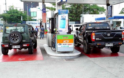 <p><strong>PRICE HIKE</strong>. Motorists queue for refuel before another round of oil price hike at a gas station along Commonwealth Avenue in Quezon City in this June 26, 2023 photo. Speaker Martin Romualdez on Tuesday (Sept. 12, 2023) said he plans to invite officials from oil companies to find a solution or compromise to address the rising oil prices. <em>(PNA photo by Ben Briones)</em></p>