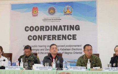 <p><strong>CONSULTATION</strong>. Commission on Elections chair George Erwin Garcia (center) is flanked by Philippine National Police chief, Gen. Benjamin Acorda Jr. (left), and Armed Forces of the Philippines chief of staff Gen. Andres Centino during a coordinating conference at the Negros Oriental Police Provincial Office on Tuesday (June 27, 2023). The activity is part of the poll body's series of public hearings until June 29 on the proposed deferment of the Oct. 30 Barangay and Sangguniang Kabataan elections. <em>(PNA photo by Judy Flores Partlow)</em></p>