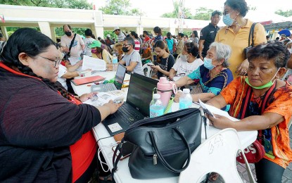 <div dir="auto"><strong>PENSION</strong>. A social worker (left) encodes personal information of a female senior citizen who is a resident of Barangay Bahay Toro, Quezon City for her quarterly social pension.  Indigent Filipino senior citizens will be entitled to receive a higher monthly pension of PHP1,000 under the proposed 2024 national budget.<em> (PNA photo by Ben Briones)</em></div>