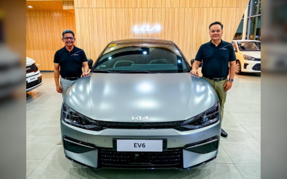 <p><strong>NEW LEADERSHIP.</strong> Outgoing president of Kia Philippines Manny Aligada (left) and chief operating officer of Kia Philippines Brian Buendia. Kia remains optimistic about the Philippine market as it targets double-digit growth this year.<em> (Courtesy of Kia Philippines)</em></p>