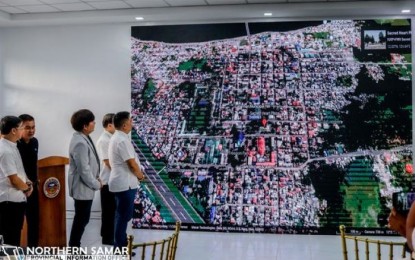 <p><strong>FREE WIFI.</strong> Key officials of Northern Samar provincial government watch the image of Catarman town showing the WiFi sites at the provincial capitol on June 27, 2023. The Department of Information and Communications Technology in partnership with the local government has launched 22 WiFi sites in the province. <em>(Photo courtesy of Northern Samar provincial government)</em></p>