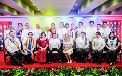 <p><strong>PROPOSED ADVISORY BODY.</strong> President Ferdinand R. Marcos Jr. and First Lady Liza Araneta-Marcos on Thursday (June 29, 2023) meet with members of advocacy group LGBT Pilipinas at the Heroes Hall of Malacañan Palace in Manila. During the meeting, the LGBT Pilipinas asked Marcos to create an advisory body or commission under the Office of the President that will look into the LGBTQIA+ community’s affairs. <em>(Photo from PBBM’s official Facebook page)</em></p>