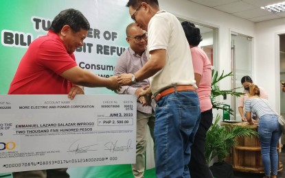 <p><strong>LIFELINE RATE</strong>. MORE Power president Roel Castro and Energy Regulatory Commissioner Alexis Lumbata (left and 2nd from left) award the bill deposit refund to qualified consumers in a ceremony on June 2, 2023. This August, the distribution utility will implement the lifeline subsidy program for members of the Pantawid Pamilyang Pilipino Program and marginalized sectors with electricity consumption of 95 kilowatt-hours or less. <em>(PNA file photo by PGLena)</em></p>