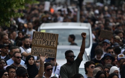 <p><strong>PROTEST. </strong>Thousands join the protest in Paris and several other cities across France when a 17-year-old truck driver was shot and killed by a cop Tuesday (June 27, 2023).  His mother believed that his death was caused by racial motives.  <em>(Anadolu)</em></p>