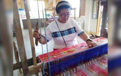 <p><strong>WEAVING CENTER.</strong> A loom weaver of the Bagtason Loomweavers Association (BLWA) in Bugasong town, Antique province weaves a piece of patadyong cloth on April 23, 2023. BLWA chairperson Mario Manzano said in an interview Monday (July 3, 2023) that a weaving center will be constructed in the Municipality of San Remigio this July. (<em>PNA photo by Annabel Consuelo J. Petinglay</em>)</p>