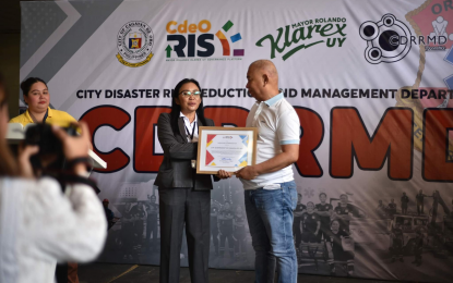 <p><strong>GOOD GOVERNANCE.</strong> Anti-Red Tape Authority-Region 10 chief Jutchel Nayra (left) hands a Certificate of Commendation to Cagayan de Oro City Mayor Rolando Uy on Monday (July 3, 2023). The city is the only local government unit in Mindanao to be given a commendation by the ARTa for 2023. <em>(Photo courtesy of CIO)</em></p>