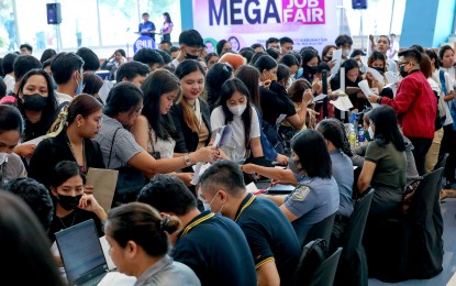 <p><strong>JOBS FAIR</strong>. Job seekers attend a job fair event in this undated  photo. Members of the House of Representatives approved on third and final reading on Tuesday (Aug. 22, 2023) a proposed measure seeking to  institutionalize  and expand the National Employment Recovery Strategy (NERS) to a jobs creation plan. <em>(PNA file photo)</em></p>