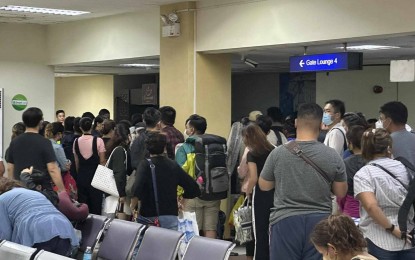 <p><strong>BOMB SCARE</strong>. Passengers of a Cebu Pacific flight undergo baggage re-checking after a bomb scare at the Bacolod-Silay Airport in Negros Occidental province on Sunday night (July 3, 2023). The plane was supposed to depart at 11:30 p.m., but instead flew at past 2 a.m. and was able to land safely in Manila, according to the Bacolod-Silay Airport Police Station.<em> (Contributed Photo)</em></p>