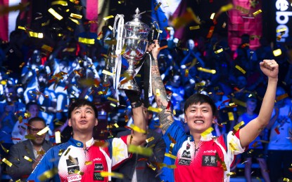 <p><strong>POOL CHAMPS.</strong> Johann Chua and James Aranas of the Philippines raise their trophy after beating Germany in the World Cup of Pool title at the Pazo de Feiras e Congresos de Lugo in Spain on July 2, 2023 (Sunday). Entering the tournament unseeded, the duo shocked the world when they eliminated erstwhile champs Francisco Sanchez and David Alcaide right in the very first round.<em> (Photo courtesy of matchroompool.com)</em></p>