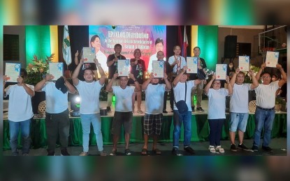 <p><strong>NEW LANDOWNERS</strong>. Agrarian reform beneficiaries (ARBs) show their certificate of land ownership awards given by the Department of Agrarian Reform in the City of San Fernando, Pampanga on Monday (July 3, 2023). The recipients were from the provinces of Bulacan, Pampanga, Bataan, Tarlac and Nueva Ecija.<em> (Photo courtesy of DAR Region 3)</em></p>