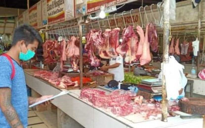 <p><strong>CHEAP PRICE</strong>. Price monitoring for pork is being conducted at the San Jose de Buenavista trade town in this undated photo. San Jose de Buenavista MAO Rene Barte said in an interview Tuesday (July 4, 2023) that hog raisers are complaining about the low price of live weight that is being offered by traders taking advantage of the ASF situation. (<em>PNA photo courtesy of San Jose de Buenavista MAO</em>)</p>