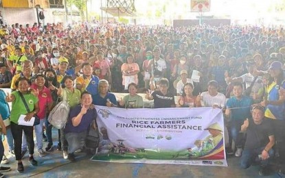 <p><strong>FARMERS AID</strong>. A group of farmer-beneficiaries in Bago City, Negros Occidental poses with local officials during the ceremony to distribute cash aid from the Department of Agriculture on June 28, 2023. They were among the 4,279 recipients of PHP5,000 each under the agency’s Rice Competitiveness Enhancement Fund-Rice Farmers Financial Assistance program.<em> (Photo courtesy of Bago City Information Office)</em></p>