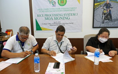 <p><strong>AGREEMENT.</strong> PHilMech Director IV Dionisio G. Alvindia (center) and Mayor Myca Elizabeth R. Vergara of Cabanatuan City, Nueva Ecija (right) sign a memorandum of agreement on Monday (July 3, 2023) for the establishment of rice processing systems (RPS) facility in the city that could help reduce postharvest losses in the rice sector. Also in photo is Interim Director of PHilMech for Operations Joel V. Dator (left) who served as a witness. <em>(Photo courtesy of DA-PhilMech)</em></p>