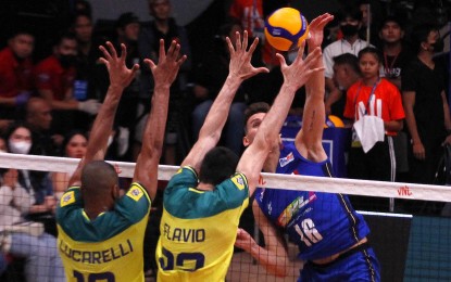 <p><strong>UNSTOPPABLE</strong>: Italian Yuri Romano (No. 16) tries to score against two Brazilian defenders during the Men's Volleyball Nations League (VNL) Week 3 tournament opener at the Mall of Asia Arena in Pasay City on Tuesday (July 4, 2023). Italy won, 3-1. <em>(Photo courtesy of VNL)</em></p>