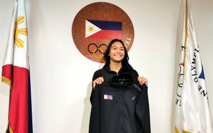 <p><strong>PROUD PINAY.</strong> Filipina-Canadian swimmer Kayla Noelle Sanchez was presented with a jacket as a Philippine team member last year. Sanchez will compete in the Asian Games slated from Sept. 23 to Oct. 8 in Hangzhou, China. <em>(Contributed photo)</em></p>