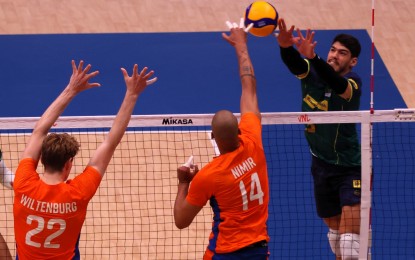 <p><strong>BOUNCED BACK</strong>. Brazilian Henrique Honorato (right) tries to score against two Dutch defenders during the Men's Volleyball Nations League (VNL) Week 3 at the Mall of Asia Arena in Pasay City on July 6, 2023. Brazil won the match, 25-21, 25-15, 25-20 to bounce back from a loss to Italy last Tuesday. <em>(Contributed photo)</em></p>