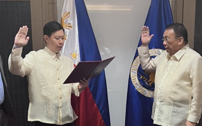 <p>Emmanuel Rufino Ledesma Jr. takes his oath as the acting president and chief executive officer of the Philippine Health Insurance Corporation before Executive Secretary Lucas Bersamin in November last year. <em>(File photo courtesy of Malacañang)</em></p>