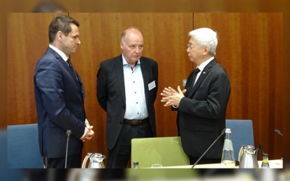 <p><strong>GERMAN BIZ</strong>. Trade Secretary Alfredo Pascual (right) talks with Association of German Chambers of Industry and Commerce member of the executive board Volker Treier (left) and Electronics and Digital Industries Association president Gunther Kegel on the sidelines of the investment forum organized by the trade department in Berlin on July 3, 2023. At least 50 German companies attended the investment forum. <em>(Photo courtesy of DTI)</em></p>