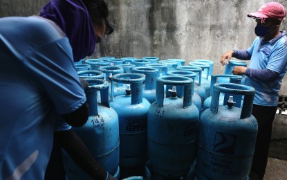 <p><strong>NEGATIVE INFLATION.</strong> Liquified petroleum gas (LPG) sold in the Mimaropa region posted negative 1.8 percent inflation in February from 7.3 percent in January 2024. Ana Patricia Ramos of the Philippine Statistics Authority-Mimaropa on Wednesday (March 13, 2024) said LPG, among other heavily-weighted items, contributed substantially to the slower inflation in the region last month<em>. (PNA photo by Joan Bondoc)</em></p>