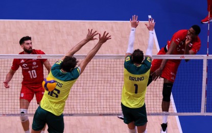 <p><strong>ATTACK.</strong> Polish Wilfredo Leon Venero (right) scores against two Brazilian defenders during the Men's Volleyball Nations League (VNL) Week 3 at the Mall of Asia Arena in Pasay City on July 7, 2023. World No. 1 Poland won the match, 25-23, 22-25, 25-21, 25-21.<em> (VNL photo)</em></p>