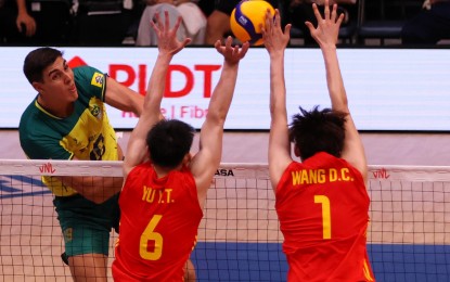 <p><strong>TOP PERFORMER</strong>. Felipe Moreira Roque of Brazil (No. 19) scores against Yu Yuantai (No. 6) and Wang Dongchen (No. 1) of China during the Men's Volleyball Nations League (VNL) Week 3 at the Mall of Asia Arena in Pasay City on Saturday (July 8, 2023). Roque finished with 17 points as Brazil defeated China, 25-19, 25-17, 25-17. <em>(Photo from VNL)</em></p>