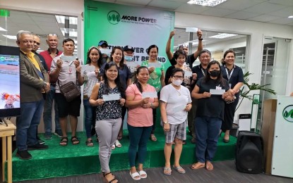 <p><strong>RESPONSIBLE CONSUMERS.</strong> Twelve eligible consumers get their bill deposit refund in a ceremony held at the office of MORE Power in Iloilo City Friday (July 7, 2023). MORE Power president and CEO Roel Z. Castro, in an interview, said they would refund about PHP5 million to eligible consumers this year. <em>(PNA photo by PGLena)</em></p>
<p> </p>