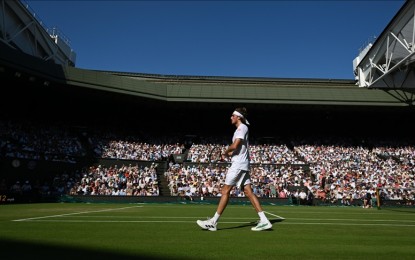 Tsitsipas ousts hometown favorite Murray in Wimbledon