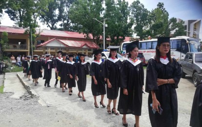 <p><strong>COMMENCEMENT EXERCISE</strong>. Graduating students of the University of Antique (UA) Main Campus in the Municipality of Sibalom march during their commencement exercises on Monday (July 10, 2023). Sen. Cynthia Villar, the commencement speaker, urged graduates to help in the development of their communities after finishing their schooling. <em>(PNA photo by Annabel Consuelo J. Petinglay)</em></p>