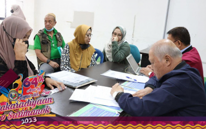 <p><strong>FREE LEGAL SERVICE</strong>. Lawyers and staff of the Lanao del Sur provincial legal office attend to clients who are claimants under the Marawi Compensation Program on Monday (July 10, 2023) in Marawi City. The compensation is intended for families who lost properties and family members during the 2017 Marawi siege<em>. (Photo courtesy of Lanao del Sur PIO)</em></p>