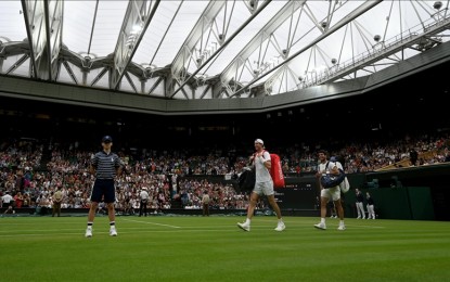 Wimbledon fans asked not to pop champagne during players' serves