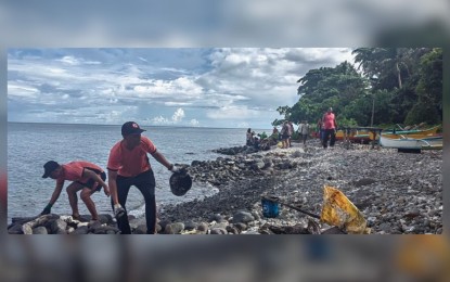 <p><strong>OIL SPILL.</strong> Personnel from the Philippine Coast Guard and villagers remove oil debris in the shoreline of San Ricardo, Southern Leyte in this undated photo. The Department of Social Welfare and Development regional office here has assured assistance for over 1,000 residents affected by an oil spill on July 7, 2023. <em>(Photo courtesy of Coast Guard Southern Leyte)</em></p>