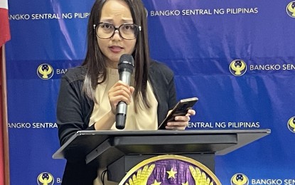 <p><strong>DIGITAL PAYMENT</strong>. Cristamarie Tabilas-Abiva, deputy director of the Bangko Sentral ng Pilipinas (BSP) Regional Operations Sub-sector in its Batac branch, discusses the BSP's digital payments initiative on Tuesday (July 11, 2023). The BSP aims to digitize at least 50 percent of retail payments nationwide this year. <em>(PNA photo by Leilanie G. Adriano)</em></p>