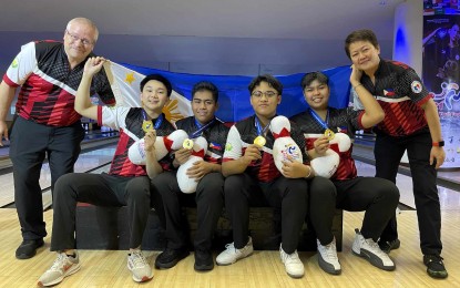 <p><strong>CHAMPION TEAM.</strong> The Philippines shot 943 to win the team gold medal at the 21st Asian Youth Tenpin Bowling Championships in Bangkok, Thailand on Monday (July 10, 2023). From left are Joe Slowinski (coach), players Marc Dylan Custodio, Stephen Luke Diwa, Artegal Barrientos and Zach Ramin, and Jojo Canare (coach). <em>(Contributed photo)</em></p>