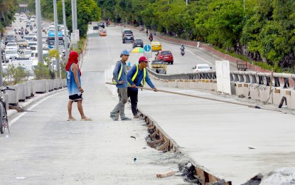 <p><strong>REPAIRS.</strong> Workers reblocking the EDSA-Roxas Boulevard flyover in Pasay City on July 9, 2023. The Metropolitan Manila Development Authority will allow continuous road diggings from 11 p.m. on March 27 to 5 a.m. on April 1, 2024 as there will be a downturn in vehicular traffic due to the Holy Week. <em>(PNA file photo by Avito C. Dalan)</em></p>